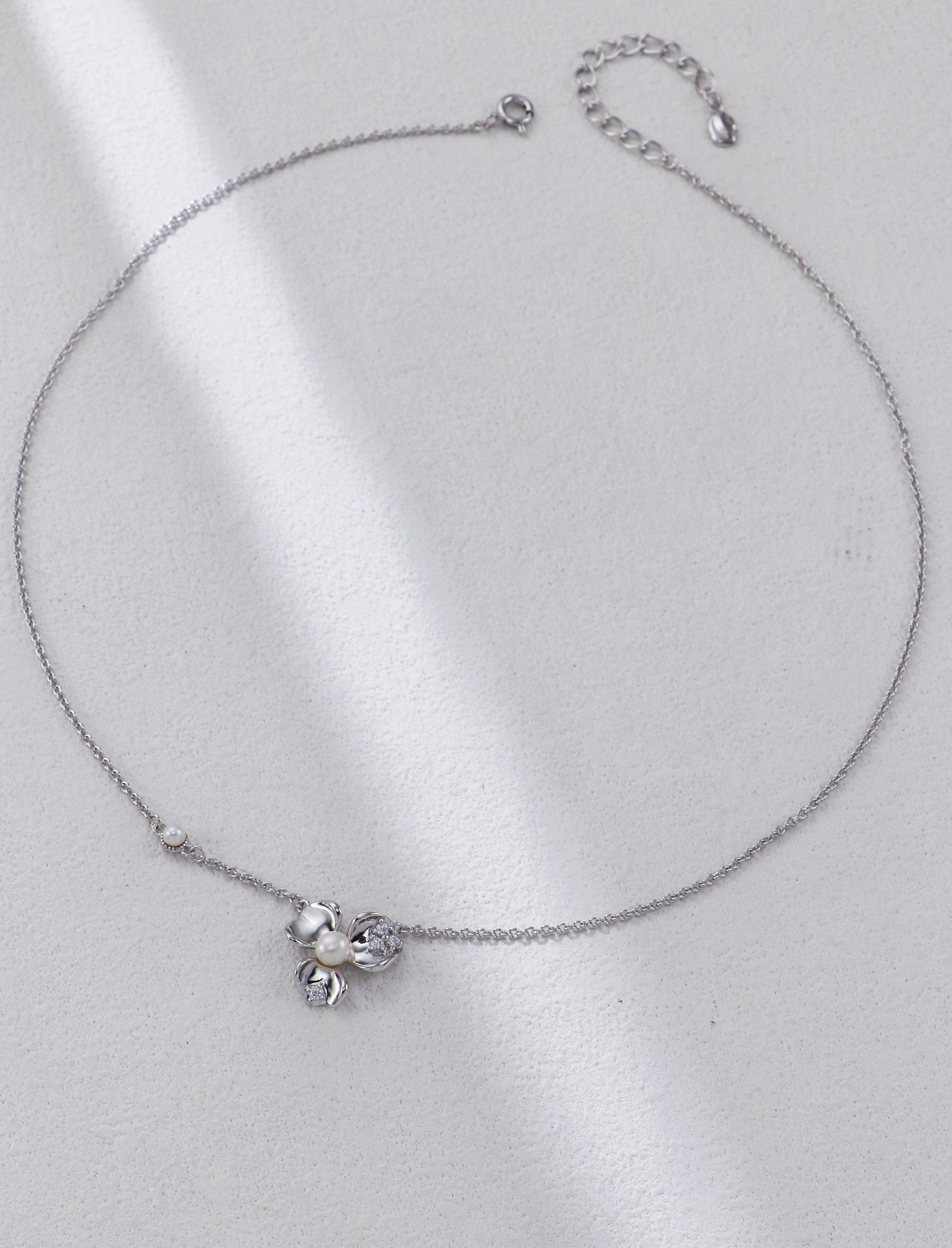 Petal-Shaped Necklace Three-Piece Set/ طقم قلادة بثلاث قطع بتصميمٍ على شكل بتلات（GZD0582）