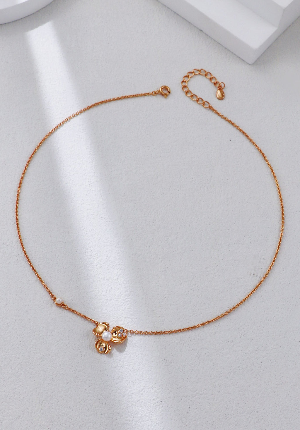 Petal-Shaped Necklace Three-Piece Set/ طقم قلادة بثلاث قطع بتصميمٍ على شكل بتلات（GZD0582）