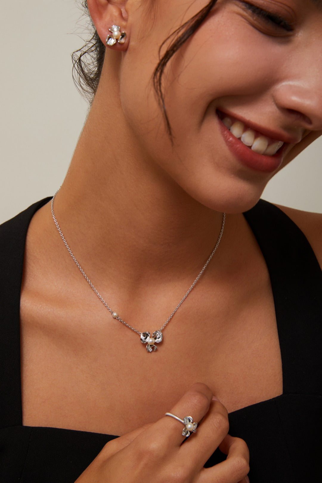 Petal-Shaped Necklace Three-Piece Set/ طقم قلادة بثلاث قطع بتصميمٍ على شكل بتلات（GZD0582）