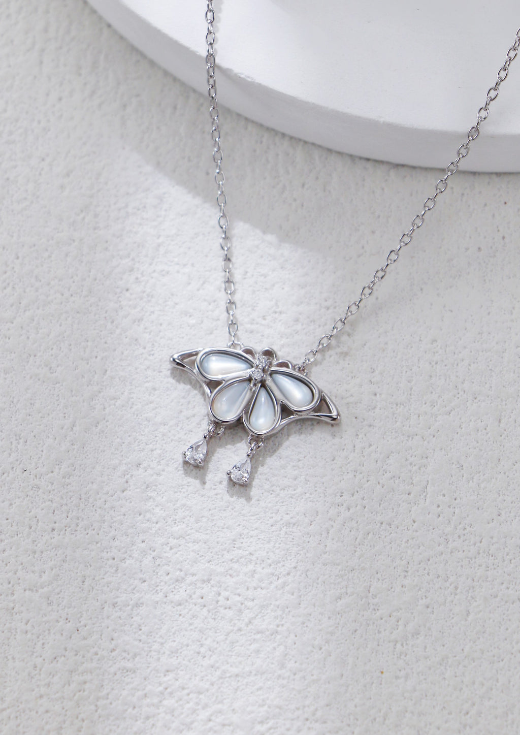 White Shell Butterfly Necklace/عقد فراشة من الصدف الأبيض （GZD0606）