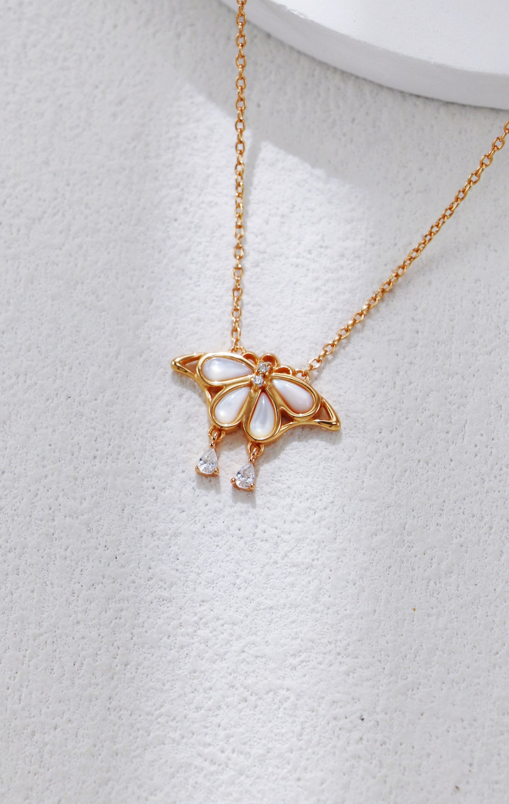 White Shell Butterfly Necklace/عقد فراشة من الصدف الأبيض （GZD0606）