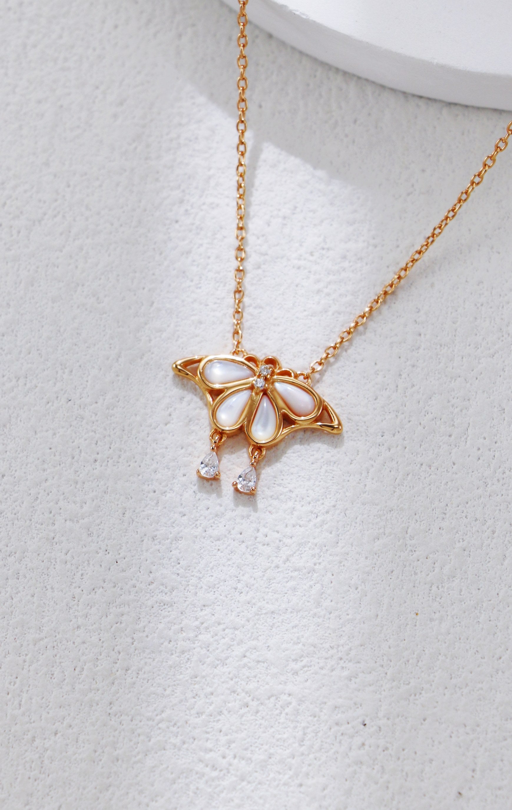 White Shell Butterfly Necklace/عقد فراشة من الصدف الأبيض （GZD0606）