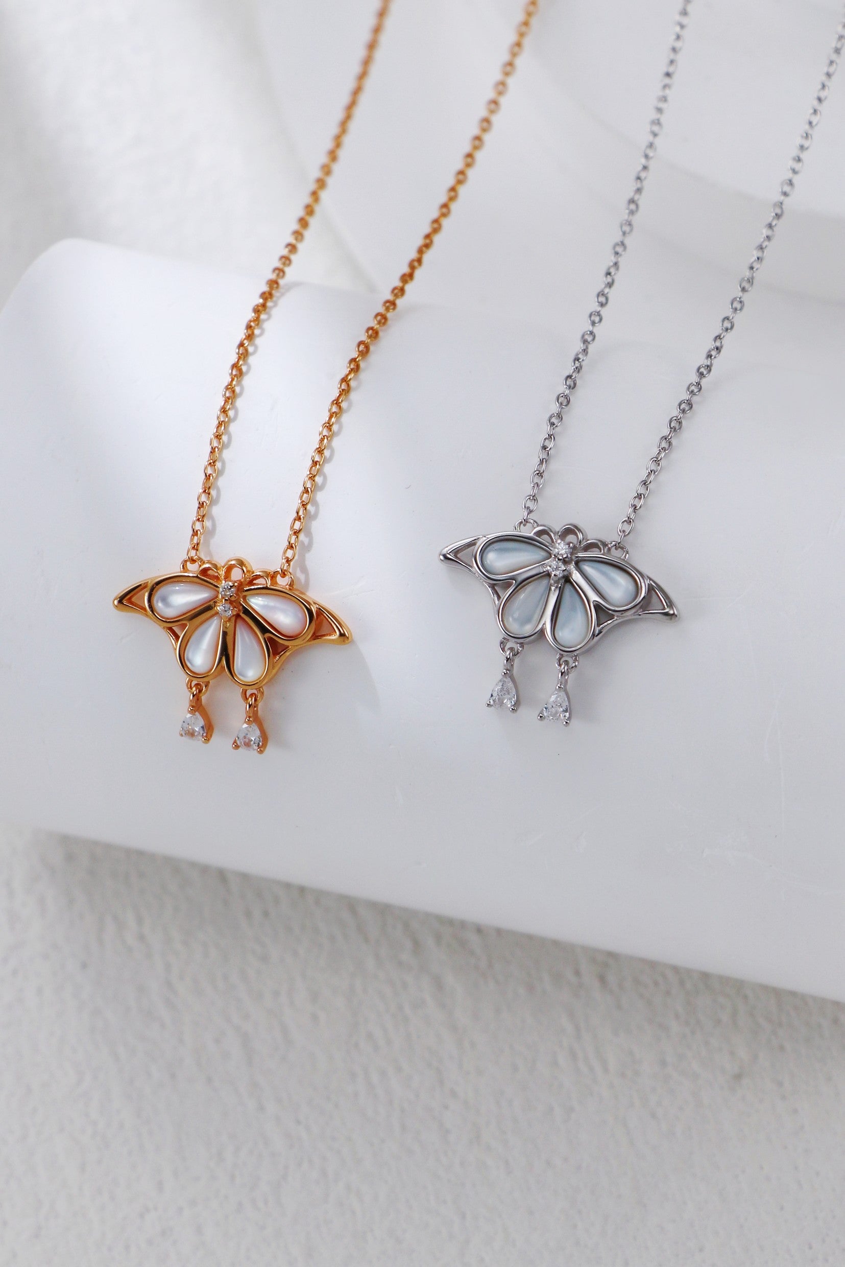 White Shell Butterfly Necklace/عقد فراشة من الصدف الأبيض （GZD0606）