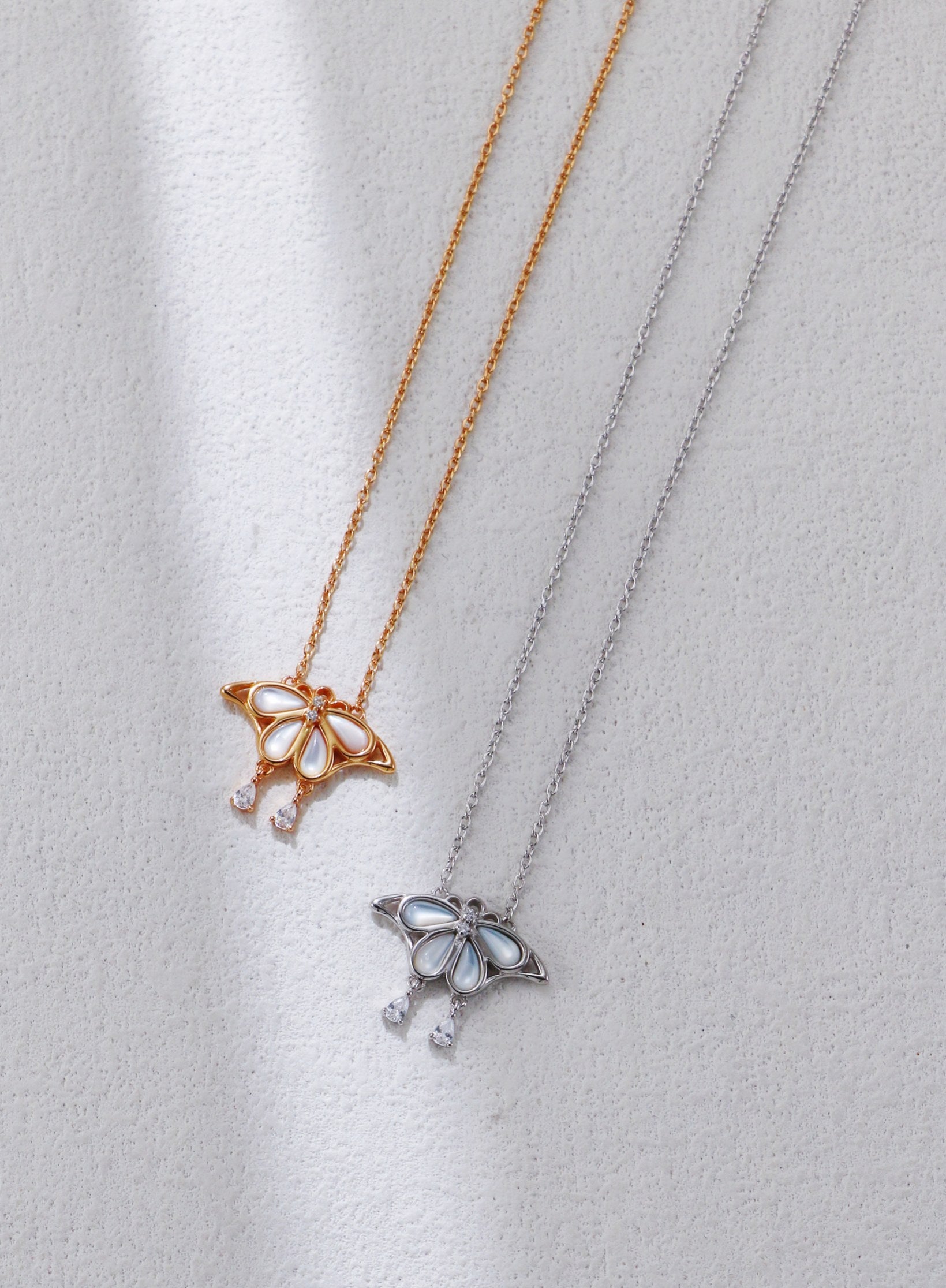 White Shell Butterfly Necklace/عقد فراشة من الصدف الأبيض （GZD0606）