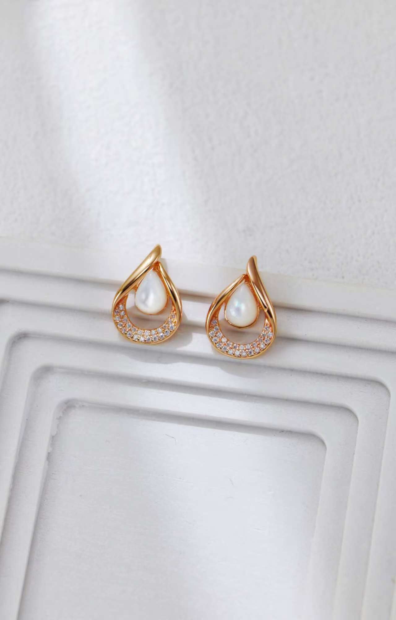 White Shell Inlaid Zirconia Earrings/أقراط من الزركونيا المرصعة بالصدف الأبيض(GZEC0410)