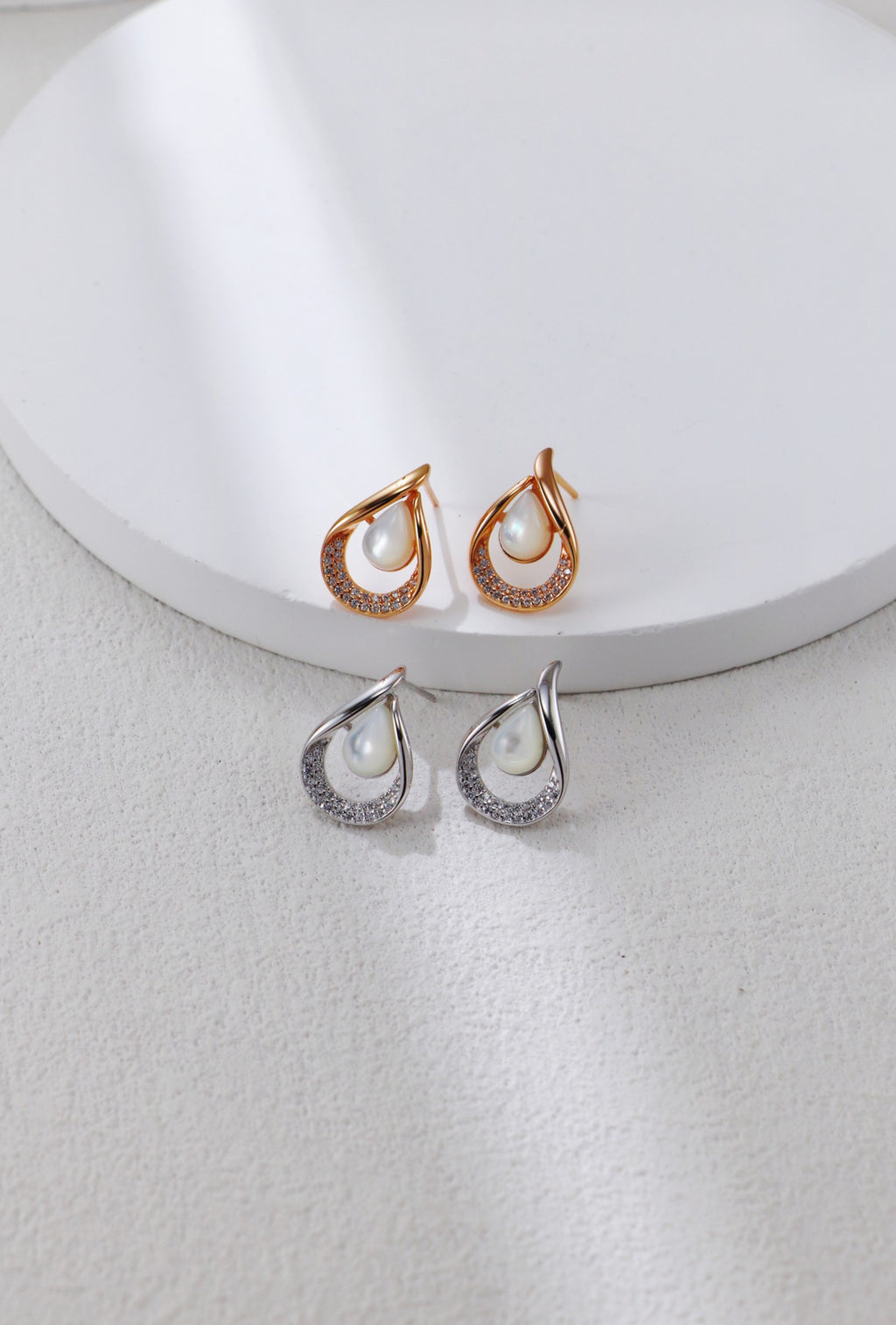 White Shell Inlaid Zirconia Earrings/أقراط من الزركونيا المرصعة بالصدف الأبيض(GZEC0410)