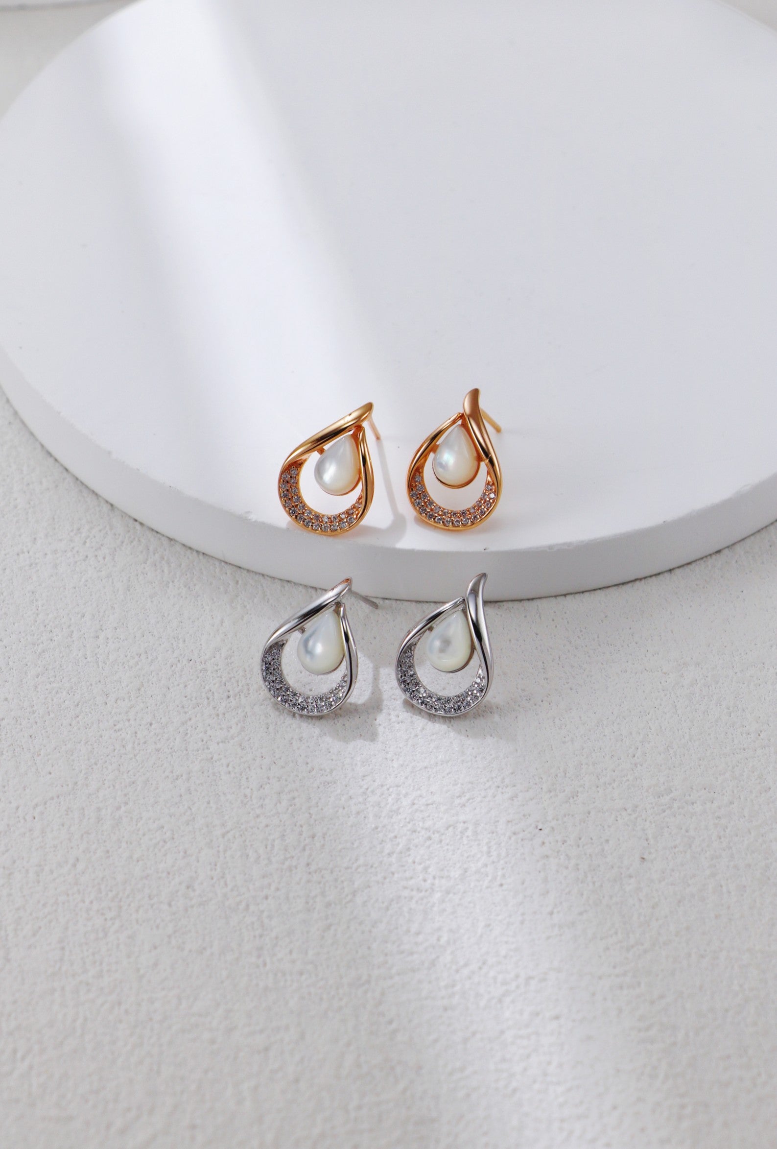White Shell Inlaid Zirconia Earrings/أقراط من الزركونيا المرصعة بالصدف الأبيض(GZEC0410)